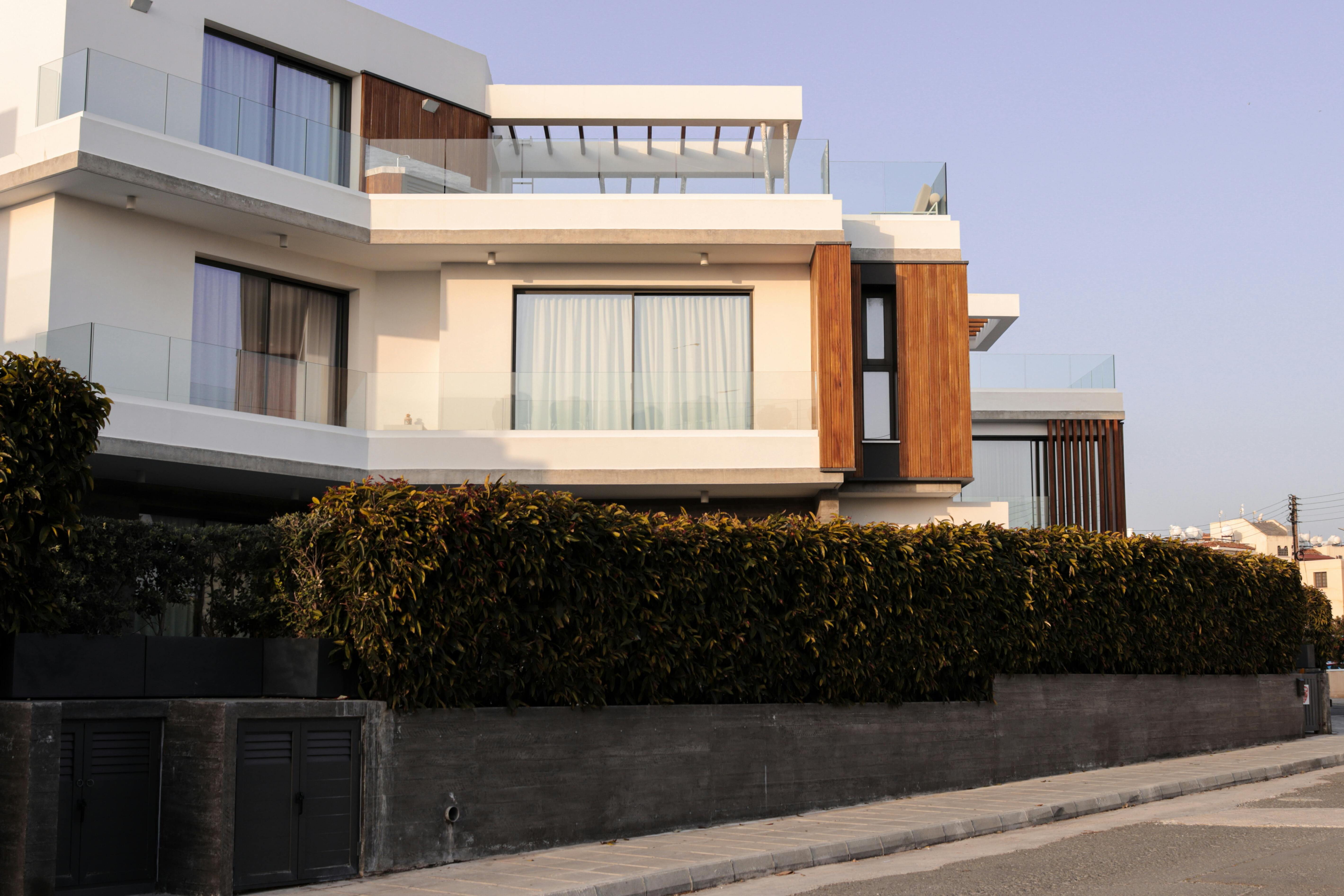 Modernes Wohnhaus in Deutschland mit heller Fassade und großem Garten